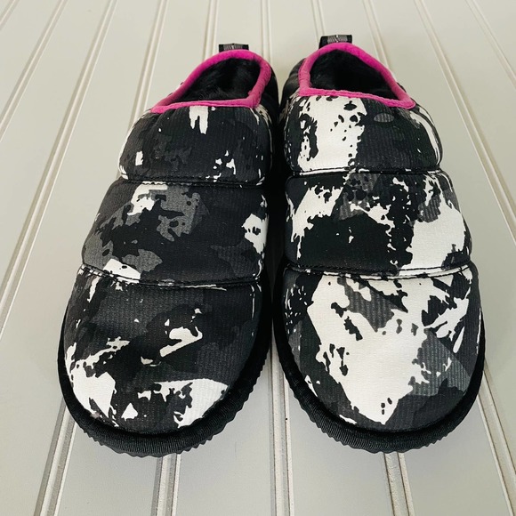 Sorel Women's Black and Pink Slippers GUC - Picture 4 of 14